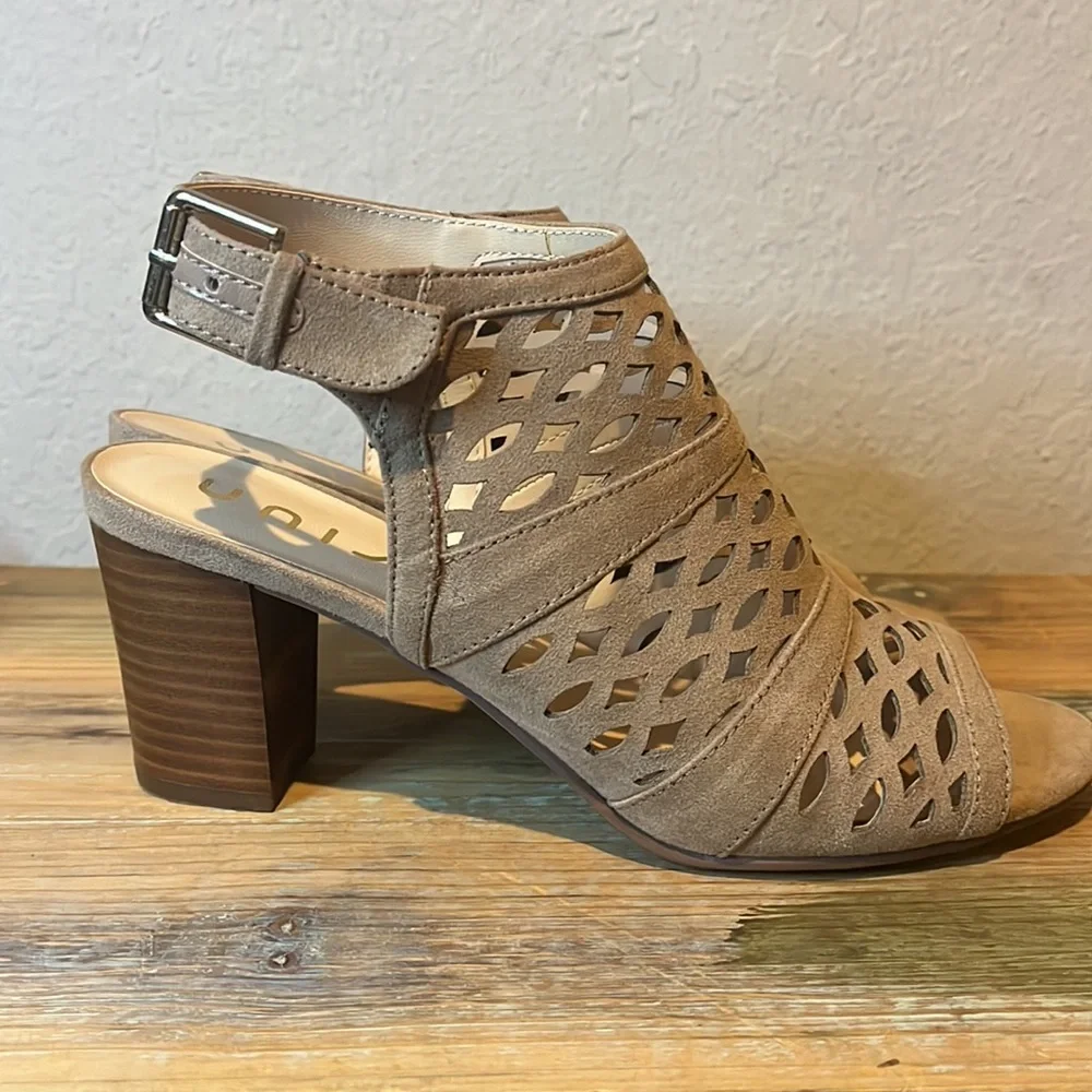 Unisa "Unperle" perforated chunky heel cage sandal size 8 Like New - Picture 4 of 8
